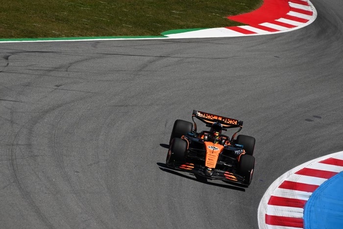 McLaren surpreende na Espanha e Piastri lidera treino com volta relâmpago