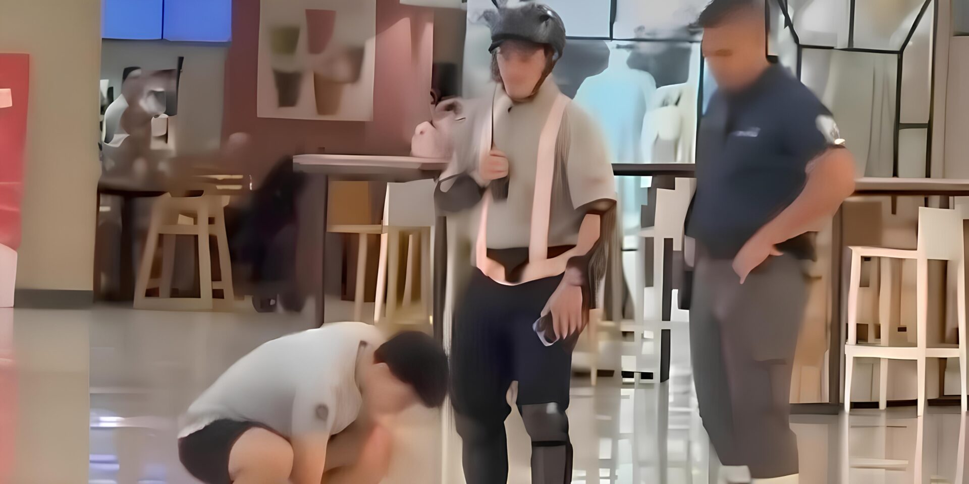 Após desrespeitar trabalhador da limpeza, adolescente é obrigado a limpar bebida no chão; vídeo viraliza