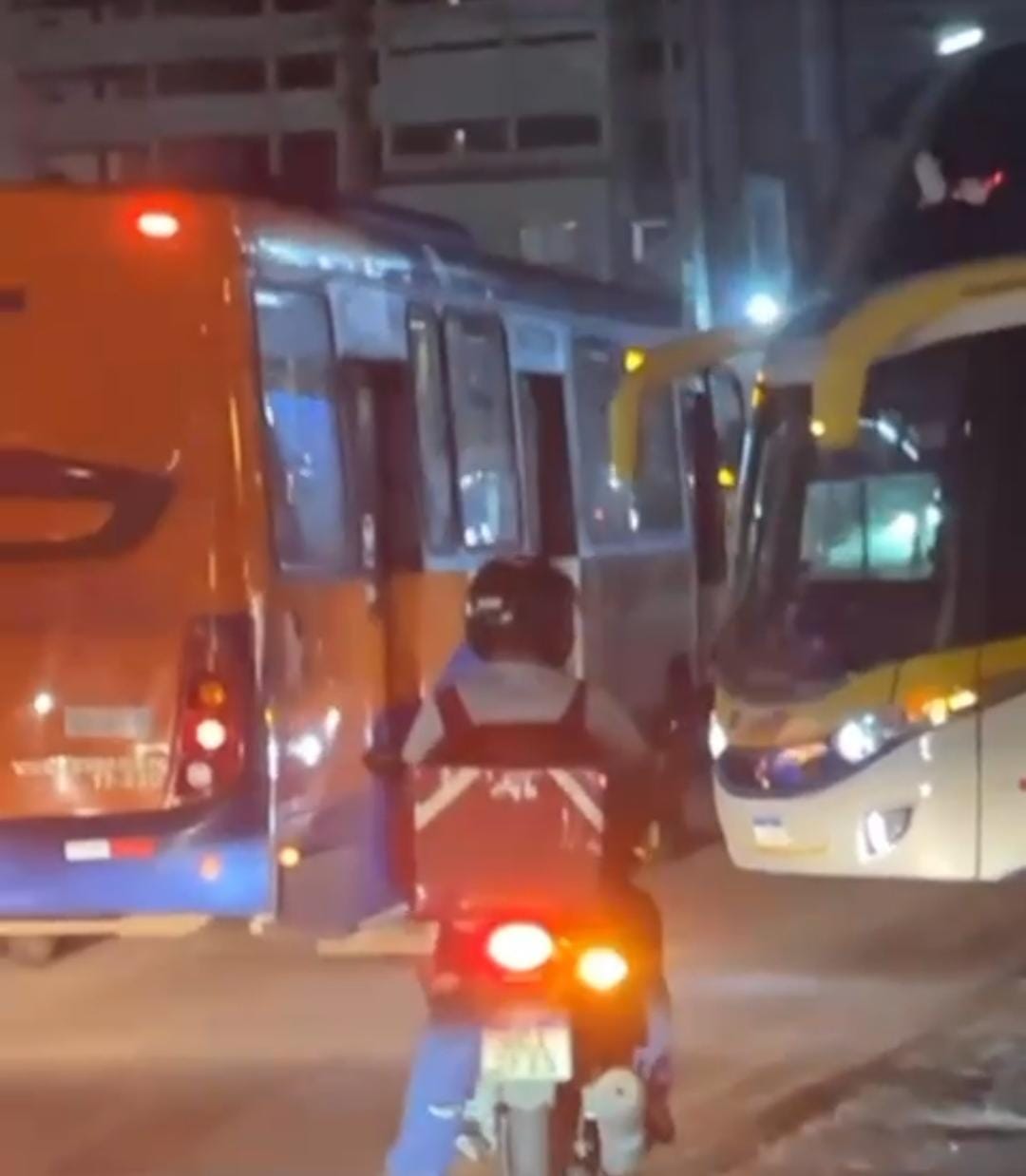 Ônibus atola e interrompe circulação na Avenida do CPA em Cuiabá; Veja vídeo