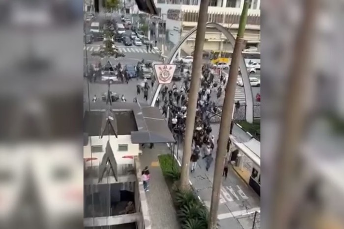Vídeo: protesto explode no Corinthians e torcedores invadem sede exigindo mudanças