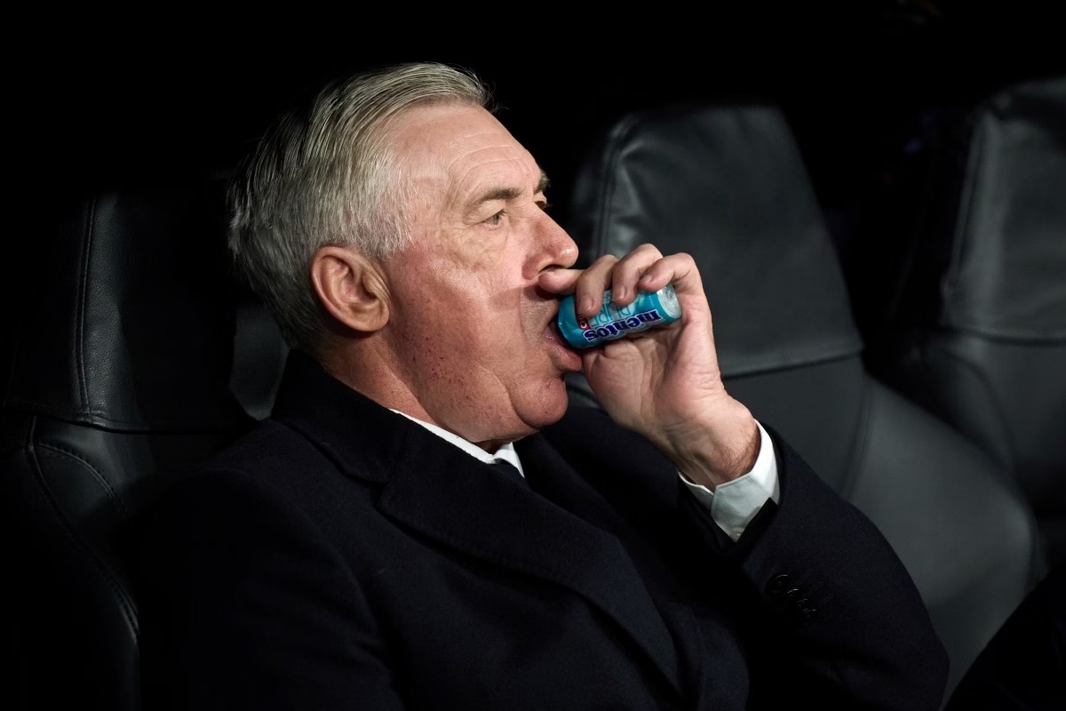Ancelotti estreia na Seleção e chama atenção por hábito curioso com chicletes
