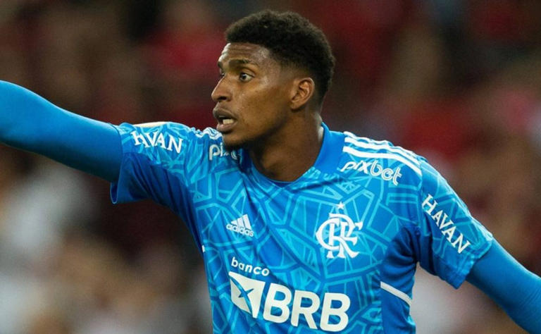 Justiça dá prazo ao Flamengo após processo por venda de Hugo Souza ao Corinthians