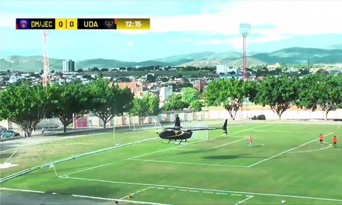 Helicóptero invade jogo de futebol na Bahia e mulher embarca em cena misteriosa; veja o vídeo