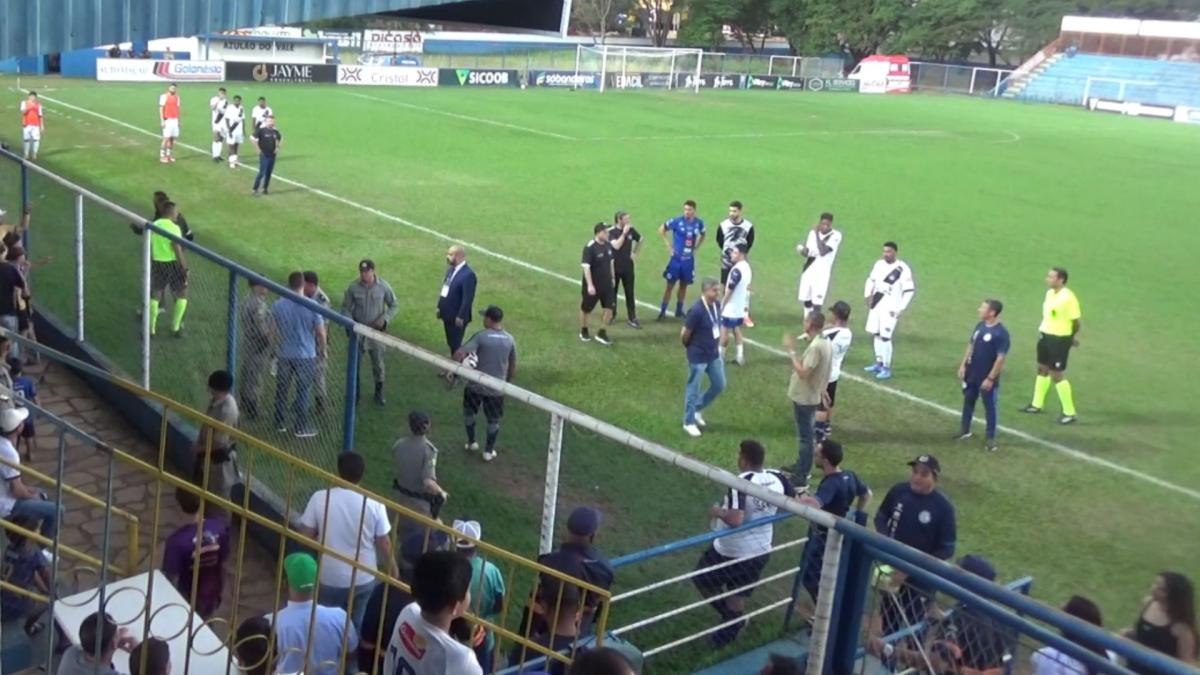 Racismo interrompe Mixto x Goianésia e torcedor é preso em flagrante; veja o momento