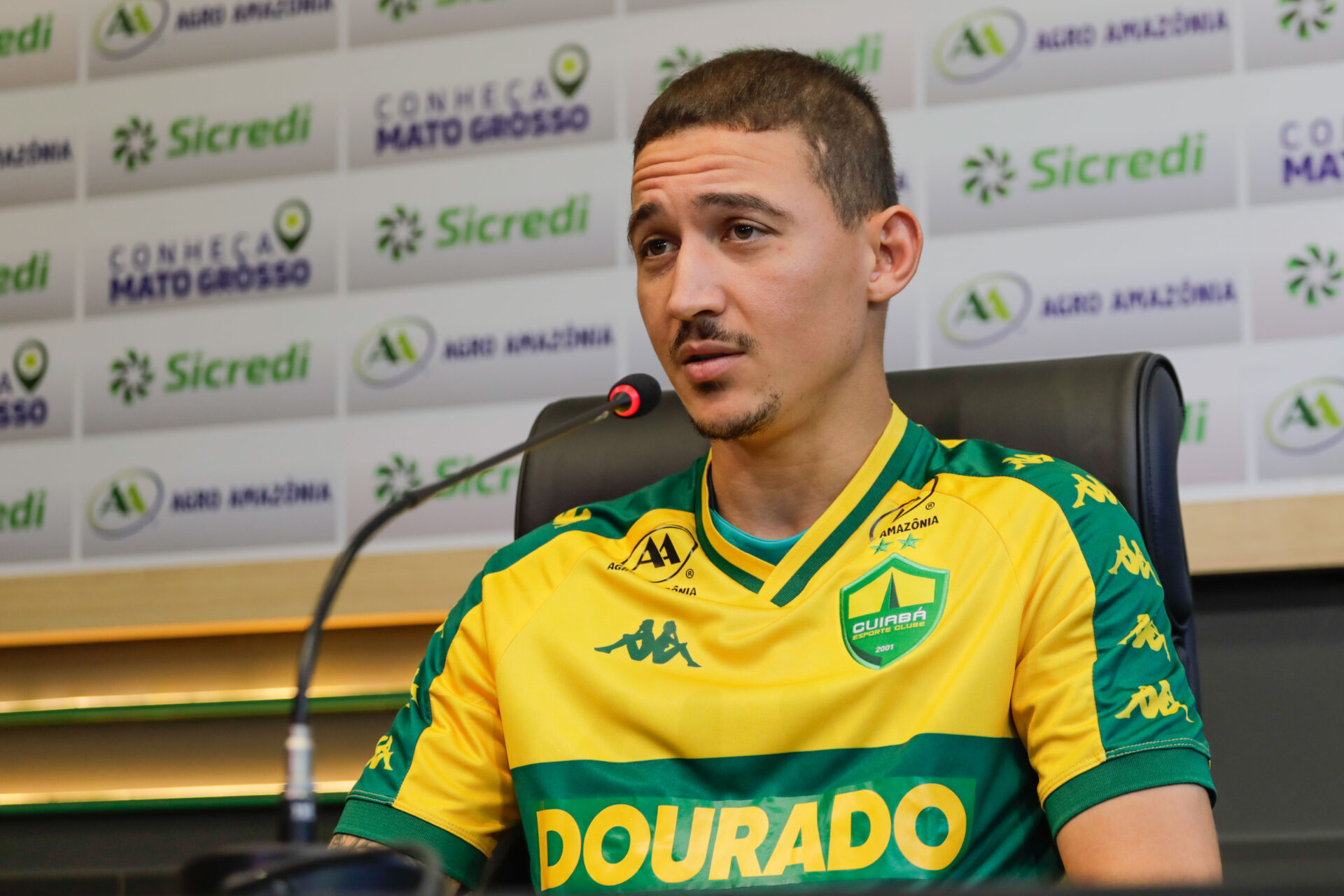 Vídeo: Sara chega ao Cuiabá para reforçar ataque e reencontrar a família