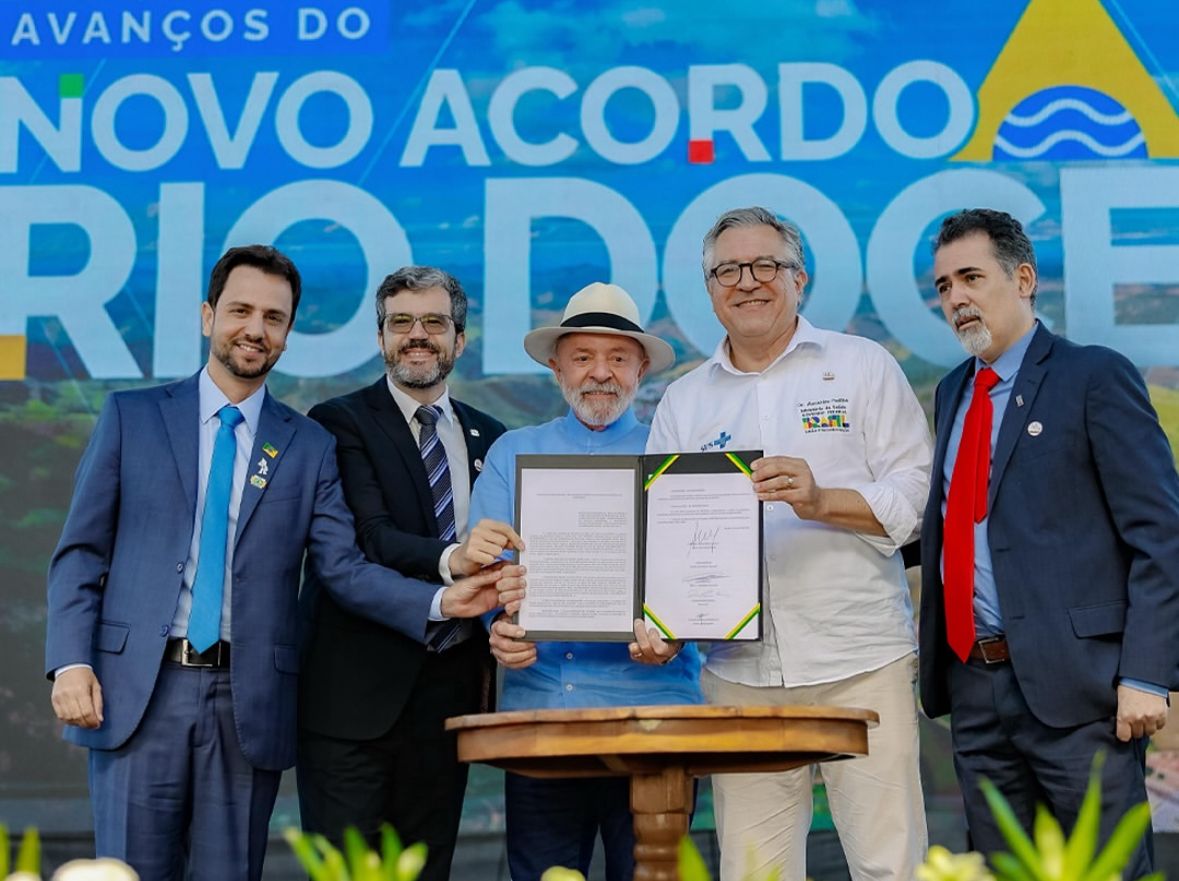 Lula anuncia acordo de mais de R$ 100 bilhões para reparar tragédia de Mariana: “A conta real é muito maior”