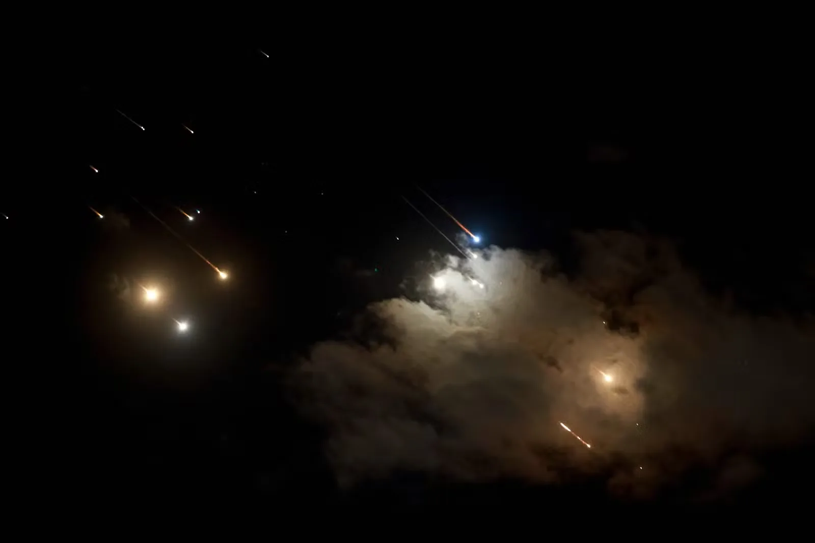Irã e Israel trocam ataques durante a noite e elevam tensão no Oriente Médio; Veja vídeo