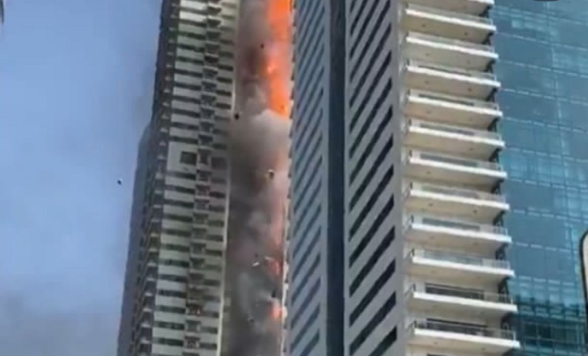 Incêndio atinge arranha-céu de 67 andares em Dubai e força evacuação de 3.820 moradores; Veja vídeo