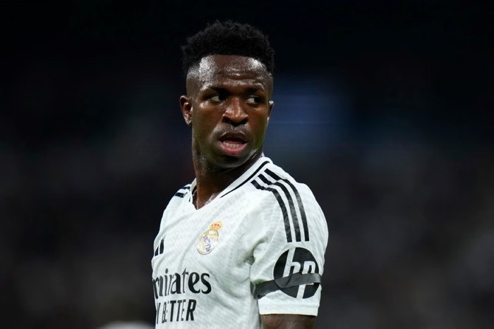 Condenados! Justiça espanhola pune racistas que enforcaram boneco de Vini Jr.