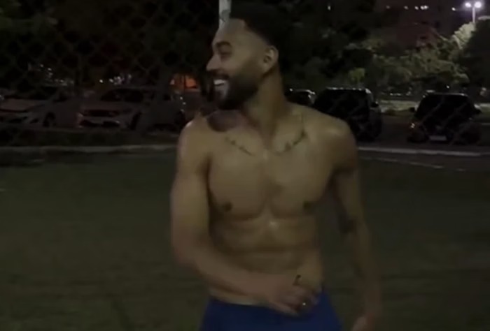 Vídeo: Matheus Cunha surpreende e joga pelada em João Pessoa após acerto milionário com o Manchester United
