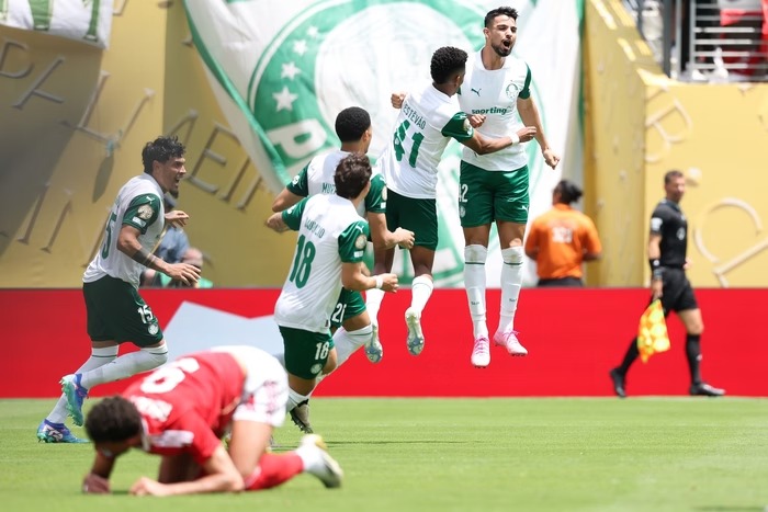 Palmeiras vence, dribla o clima e lidera o Mundial! Veja os gols