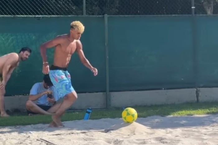 Vídeo: Yamal surpreende e joga futevôlei com Neymar no Rio!