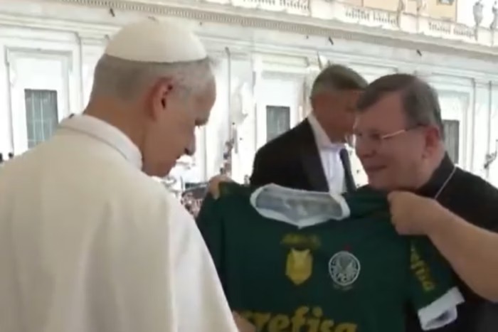 Papa recebe camisa suspeita do Palmeiras e internet não perdoa; veja o vídeo