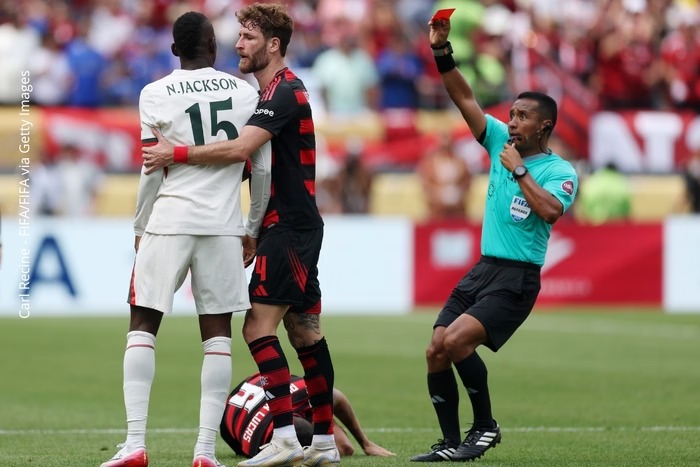 FIFA pune Nicolas Jackson com dois jogos de suspensão após entrada violenta em Ayrton Lucas