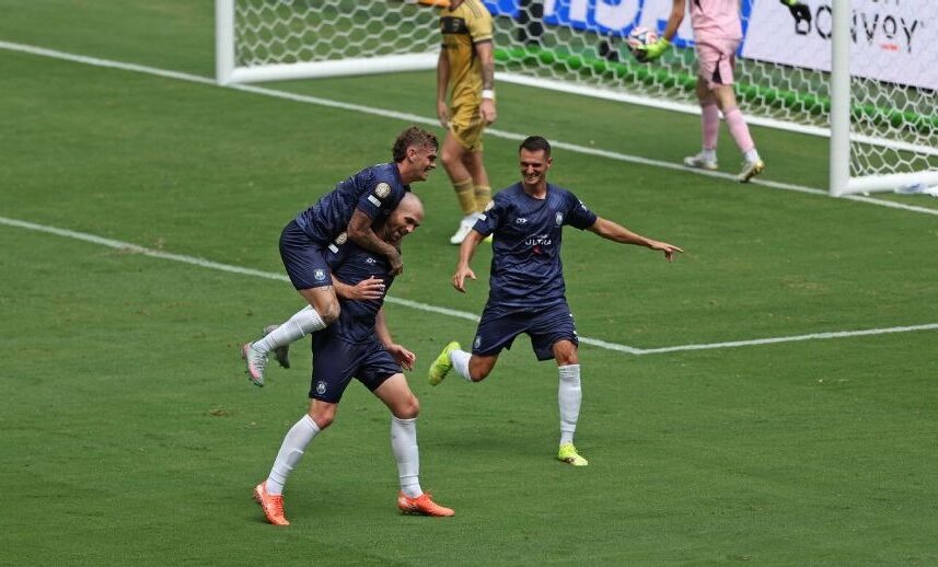 Gol de zagueiro-professor e barbeiro-assistente marca despedida histórica de Auckland e Boca no Mundial; veja os gols