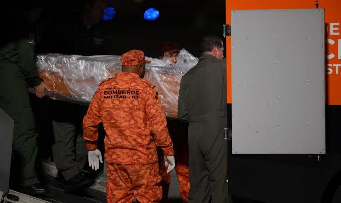 Corpo de Juliana Marins chega ao Rio, onde passará por nova autópsia