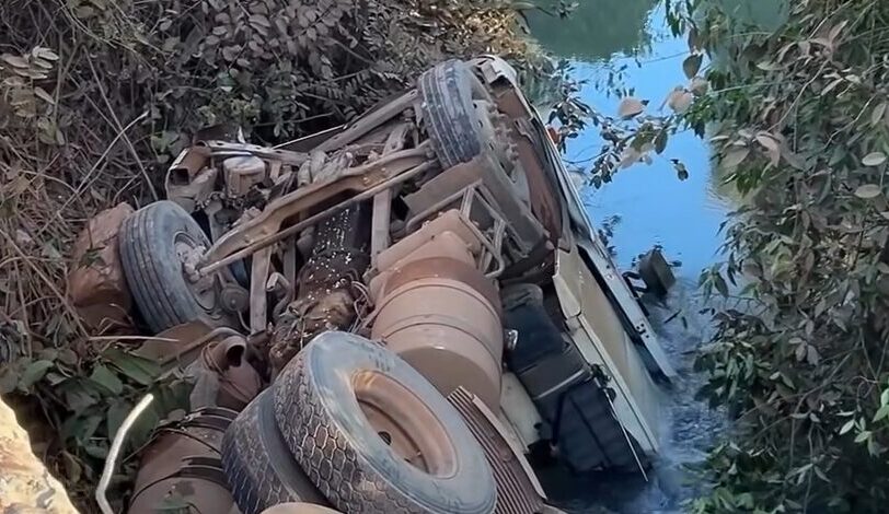 Caminhoneiro morre após carreta carregada de milho despencar de ponte em estrada de Sorriso; veja vídeo