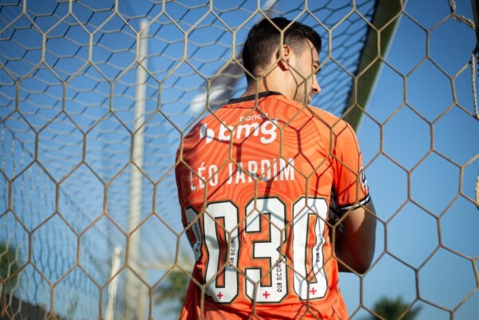 Vídeo: R$ 65 milhões e vínculo até 2030: Vasco aposta alto em Léo Jardim e renova com paredão
