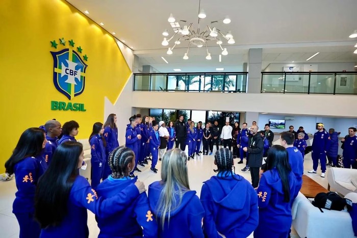 Vídeo: com Marta e elenco renovado, Seleção Brasileira embarca para a Copa América no Equador