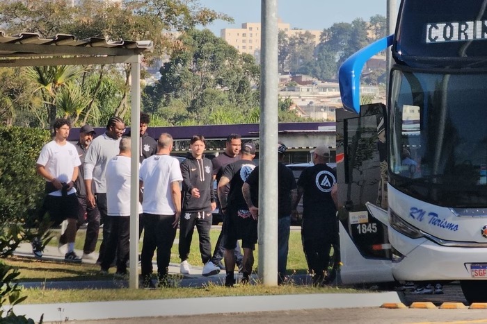 Vídeo: torcida organizada cobra elenco do Corinthians no CT antes de duelo contra o Ceará