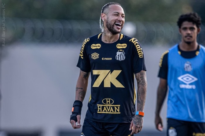 Vídeo: Neymar aplica caneta e carrinho no filho em treino do Santos antes de reencontro com o Flamengo
