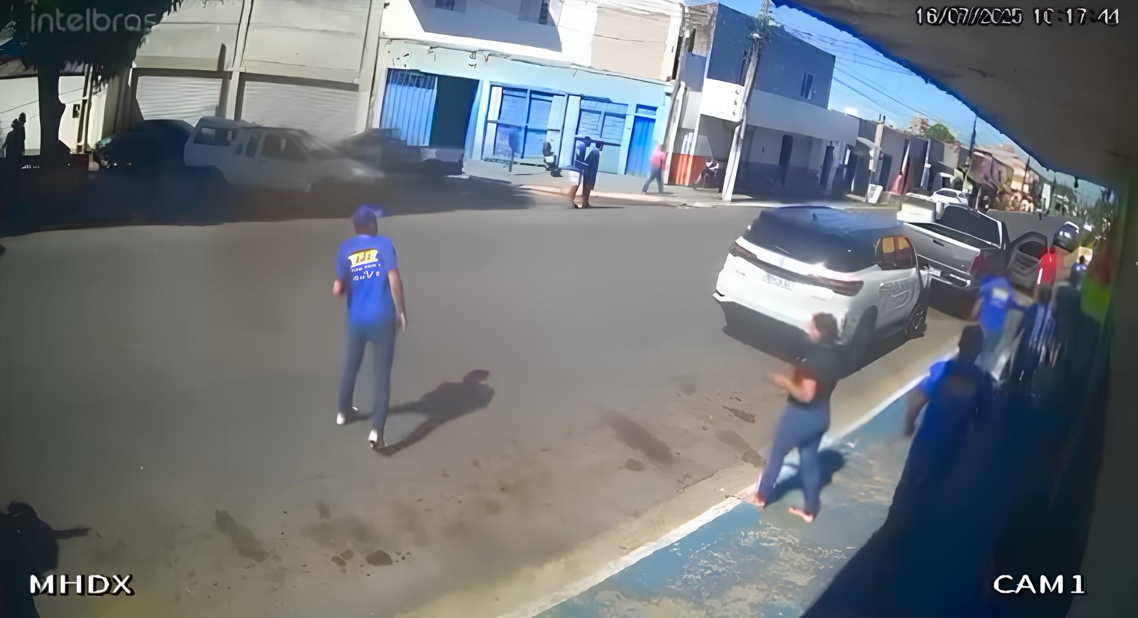 empresário persegue ladrões após roubo em loja de som no CPA