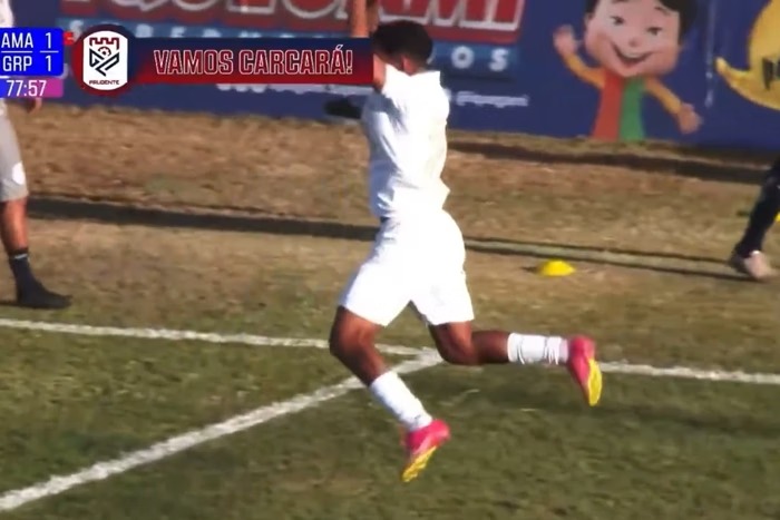 Vídeo: jogador do Grêmio Prudente imita Cristiano Ronaldo, marca gol e se lesiona na comemoração