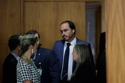 Bolsonaro lança Carlos como pré-candidato por Santa Catarina e promete base patriota no Congresso; Veja vídeo