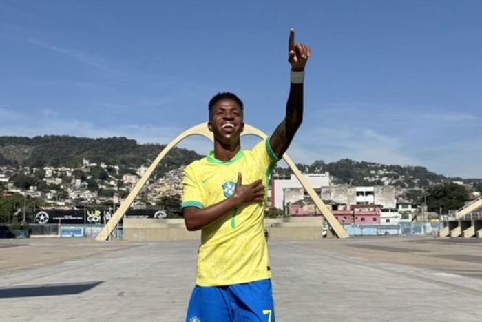 Vídeo: depois de Neymar e Pelé, Vini Jr. vira estátua e será destaque nos EUA