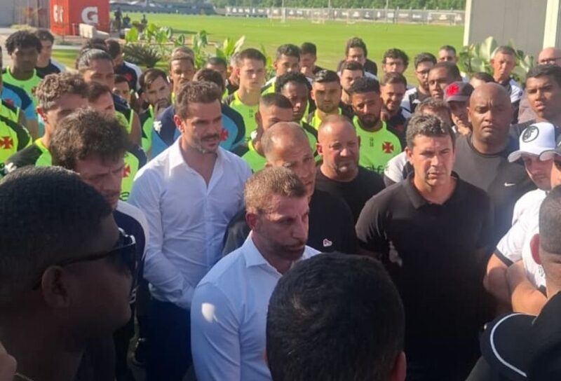 Vídeo: protesto no Vasco termina com conversa entre Diniz, Pedrinho e torcedores
