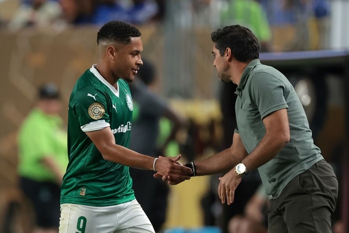 Vídeo: Vitor Roque afunda em jejum no Palmeiras e Abel dispara: ‘Joga com 50kg nas costas’”