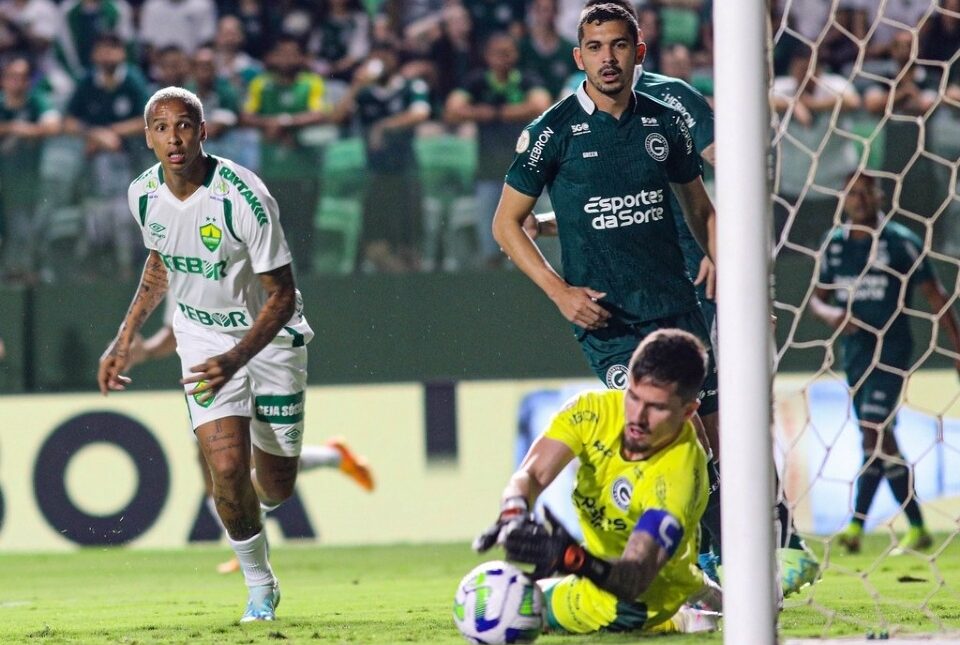 Cuiabá encara freguês histórico em duelo direto pelo acesso à Série A