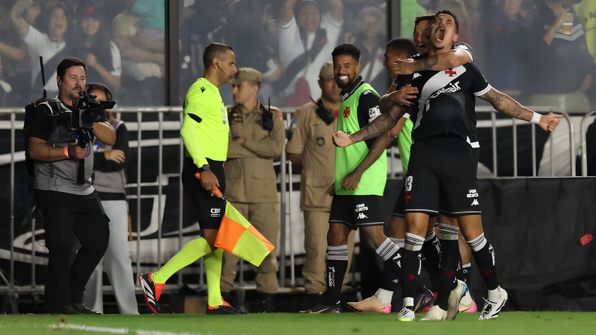 Vasco abre o placar, mas leva empate do Grêmio e segue ameaçado pelo rebaixamento no Brasileirão; veja gols
