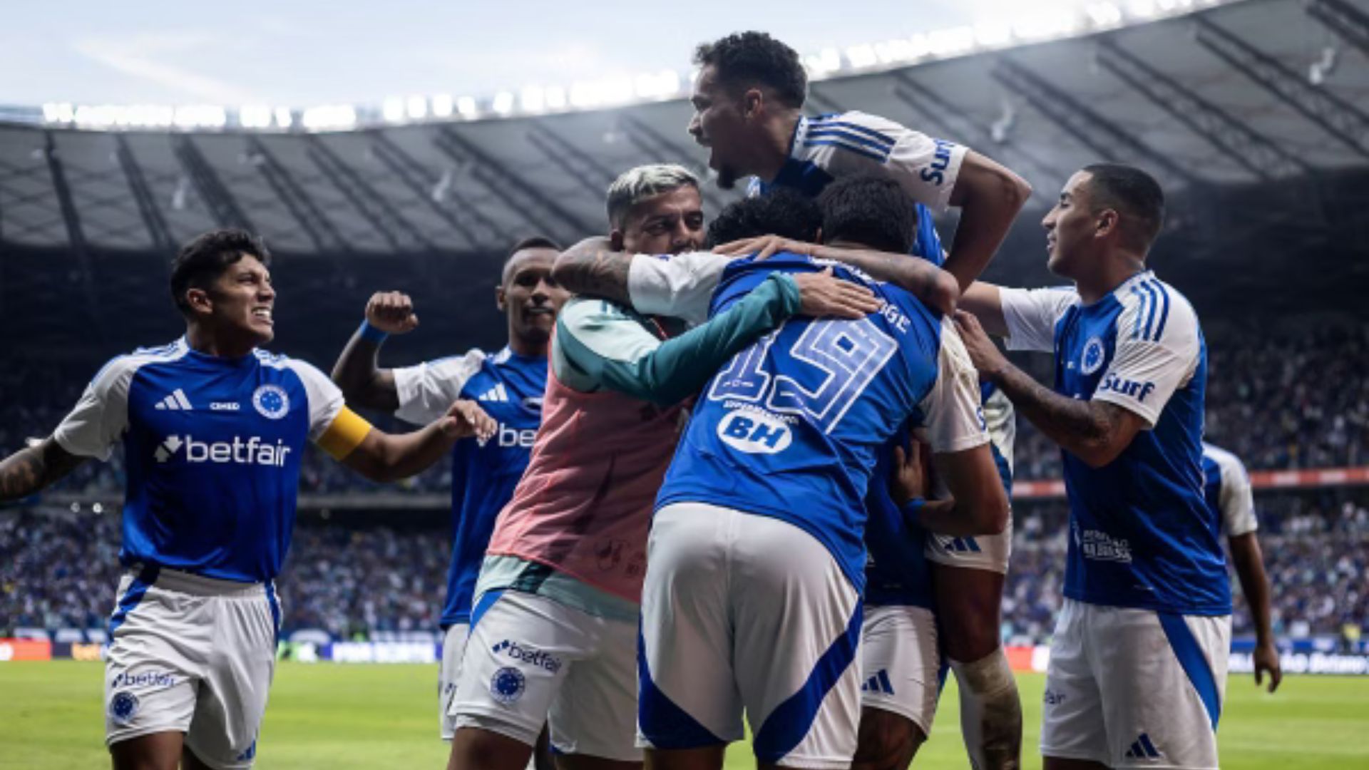 Cruzeiro atropela Juventude no Mineirão, chega a 15 jogos de invencibilidade e segue firme na liderança; veja gols