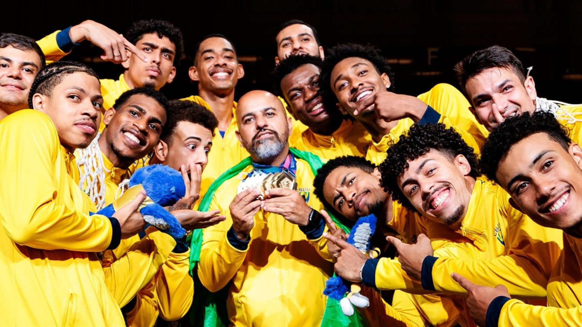 Histórico! Brasil vira sobre os EUA, leva jogo à prorrogação e conquista ouro no basquete após 62 anos; veja vídeos