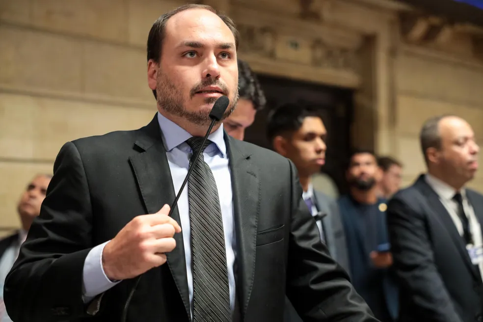 Carlos Bolsonaro acusa STF e imprensa e diz: “Não vivemos em uma democracia”; Veja vídeo