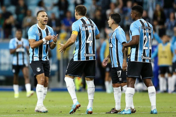 Braithwaite decide em dose dupla e Grêmio respira com vitória sobre o Fortaleza; veja os gols