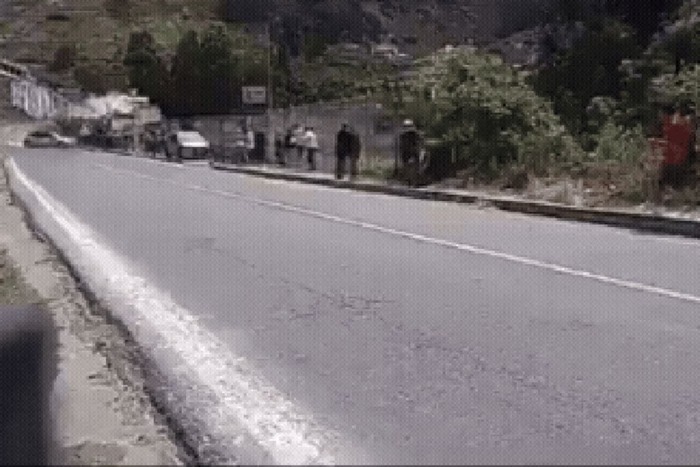 Vídeo: carro atropela público e mata duas pessoas em rali no Equador