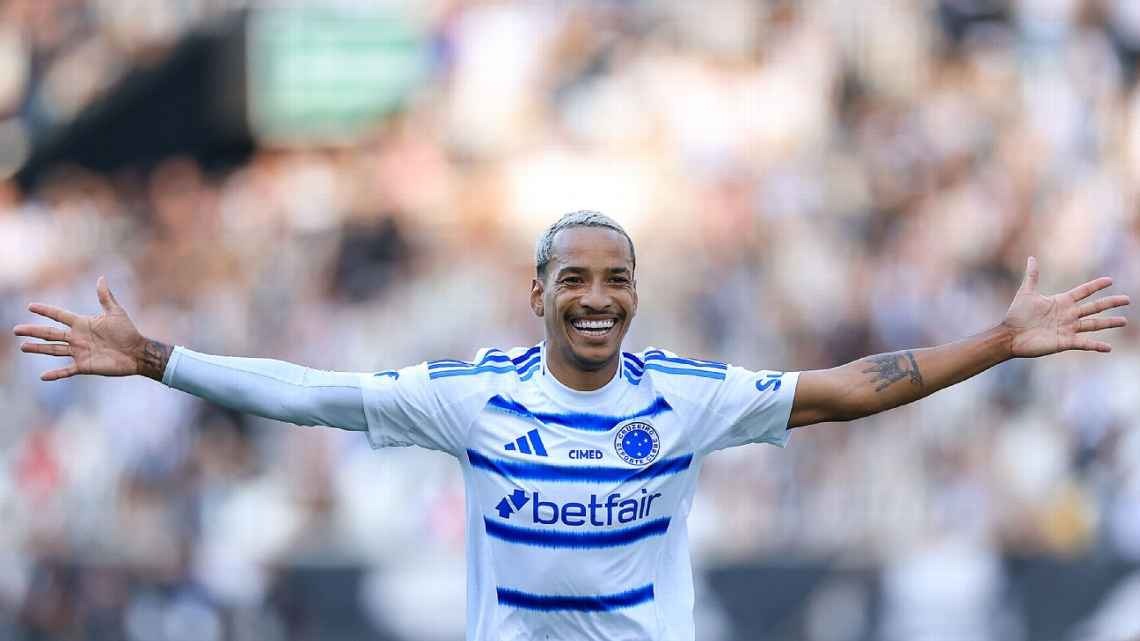 Cruzeiro vence, assume liderança e afunda Botafogo em crise com vaias e polêmicas; veja os gols