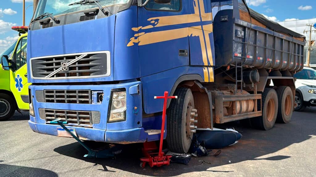 Mulher Fica Presa Sob Caminhão Após Colisão