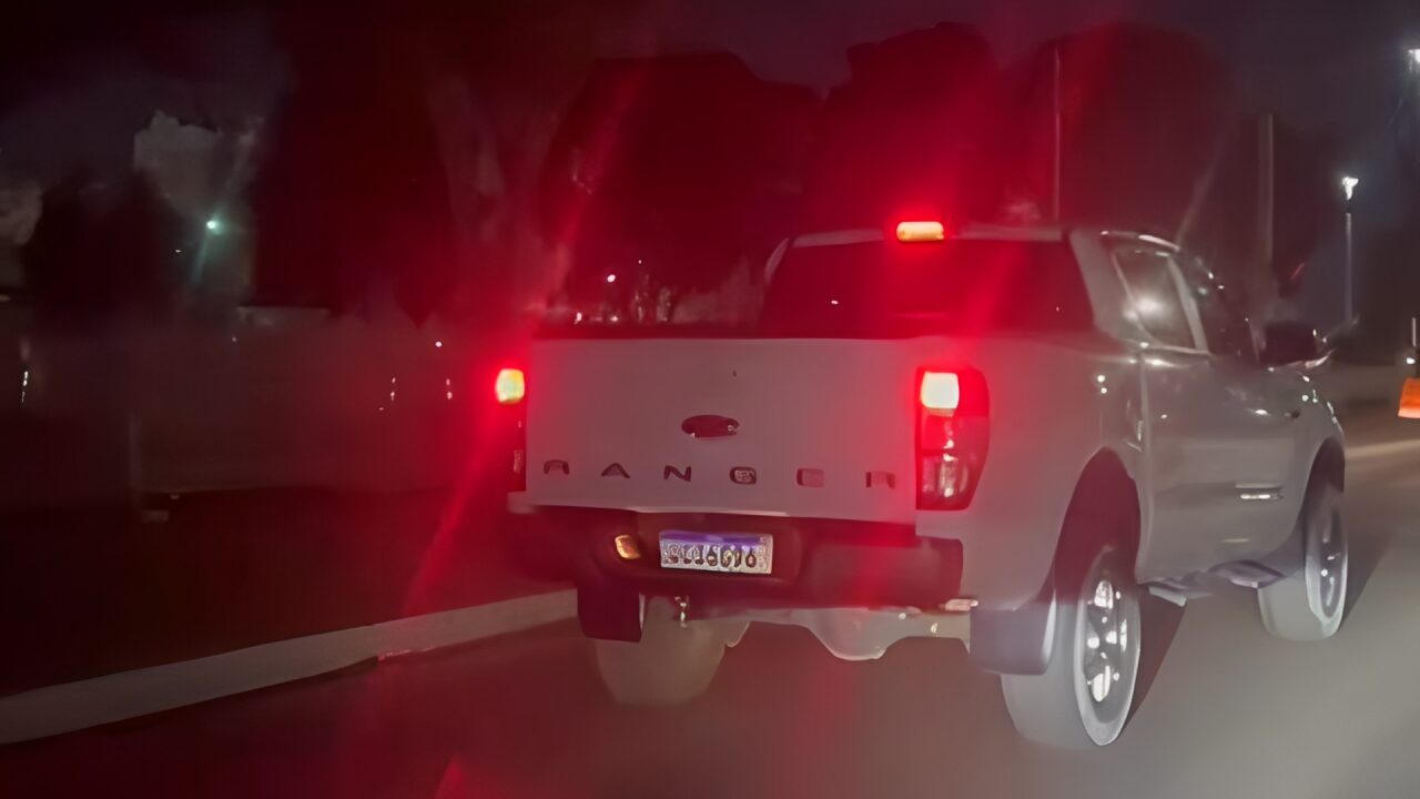 Motorista supostamente adormece em caminhonete parada em frente ao Shopping Pantanal; veja vídeo