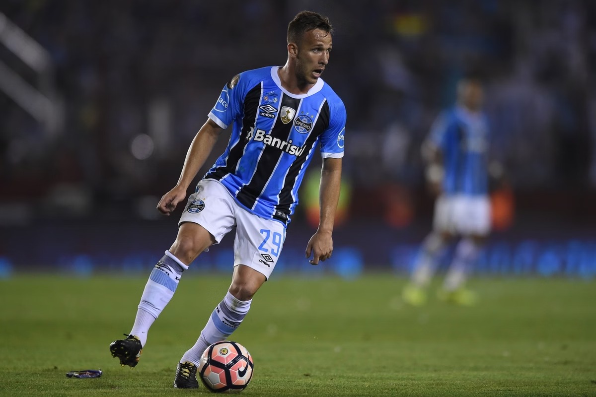 Vídeo: Arthur Melo retorna ao Grêmio após sete anos e promete reforçar o Tricolor