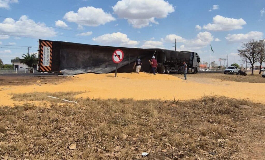 Carreta carregada com milho tomba na BR-163