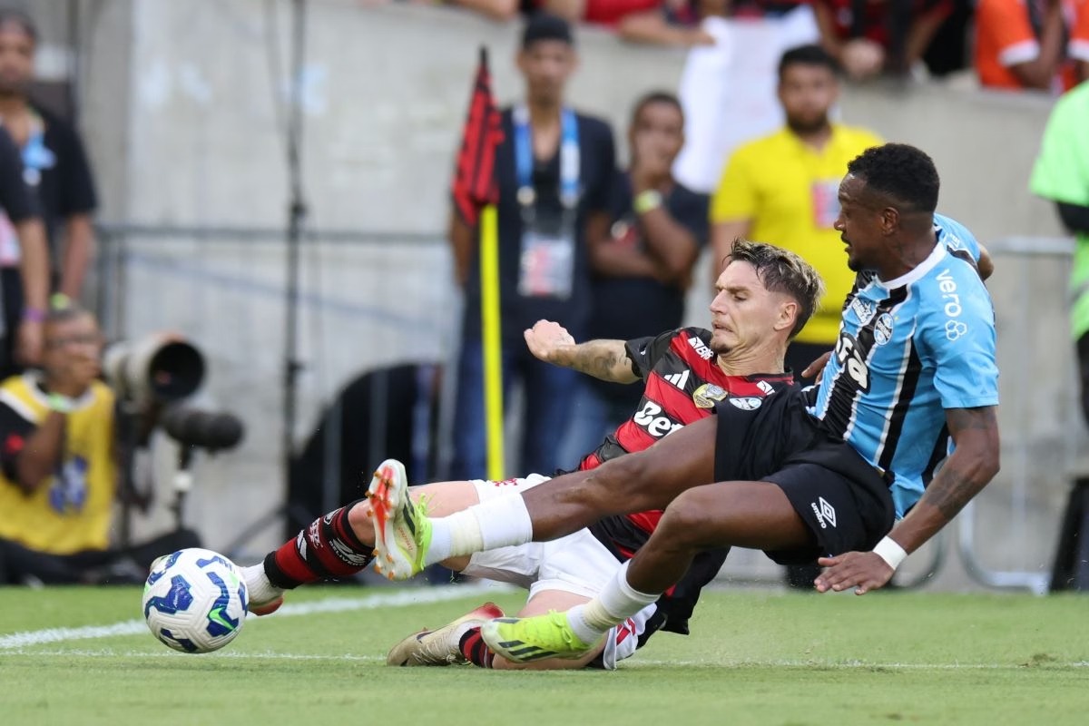Flamengo cede empate ao Grêmio nos minutos finais e desperdiça chance de abrir vantagem na liderança do Brasileirão; veja os gols
