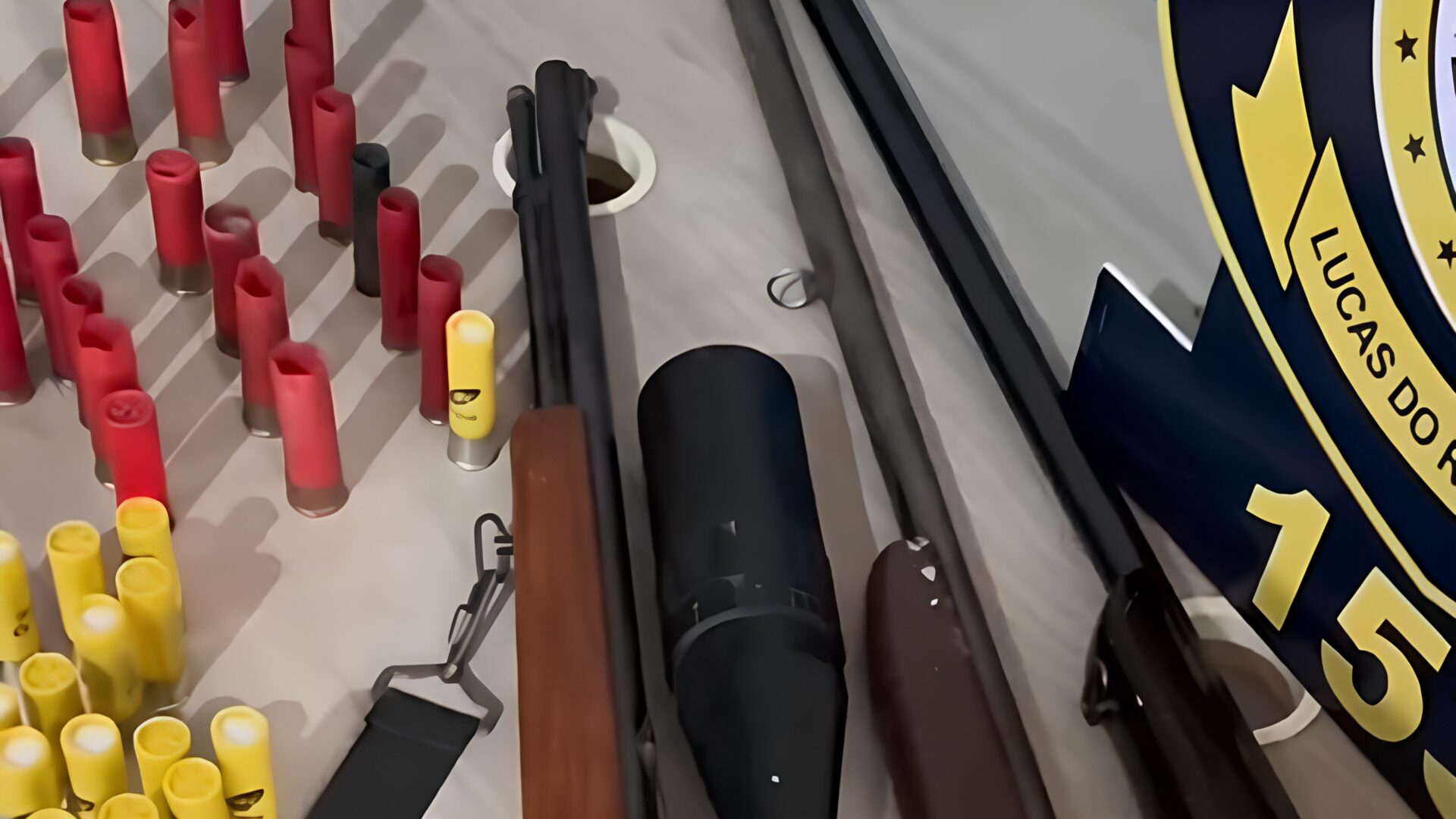 Homem é preso por maus-tratos e posse ilegal de armas após denúncia em Lucas do Rio Verde; veja vídeo