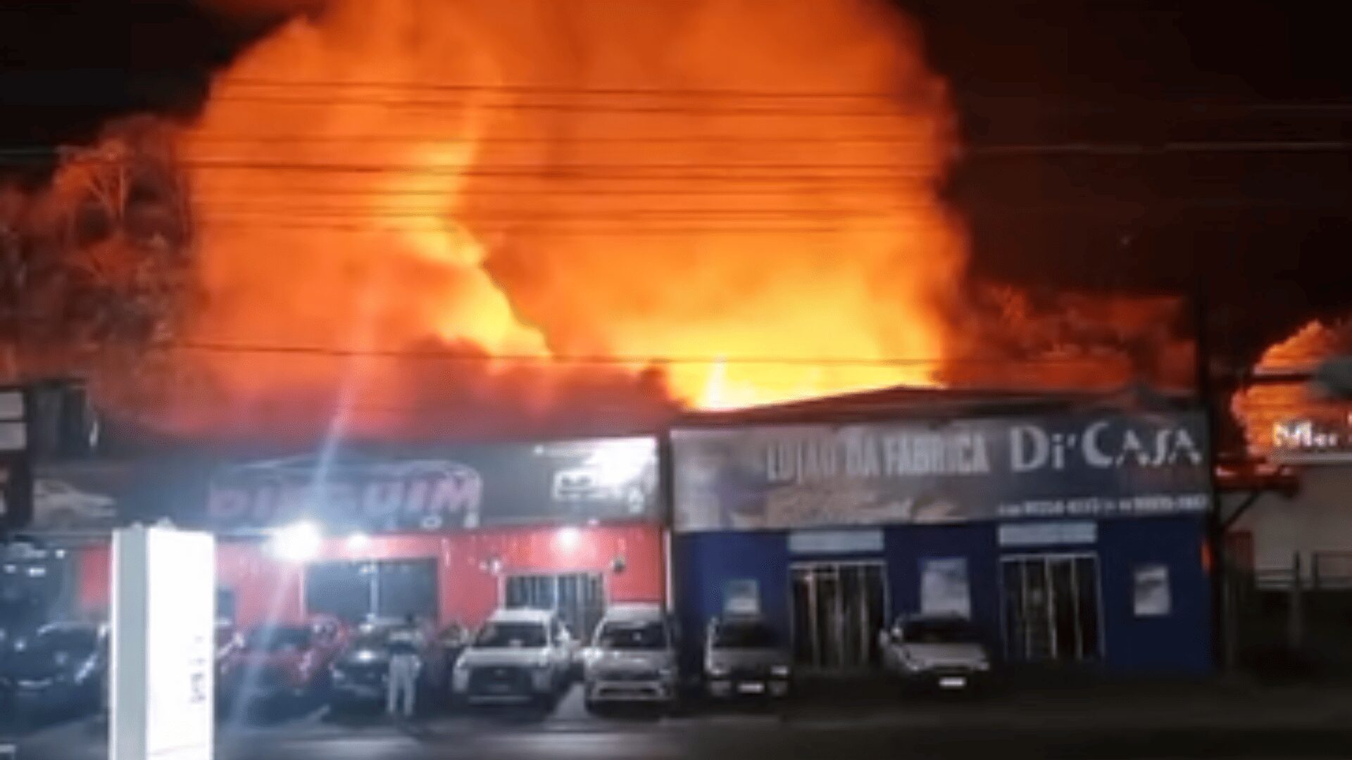 Incêndio de grandes proporções atinge quatro comércios no centro de Barra do Garças; veja vídeo