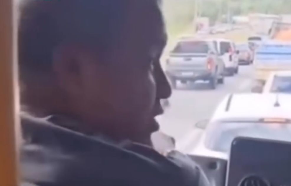 Passageiro assume direção de ônibus após motorista abandonar coletivo