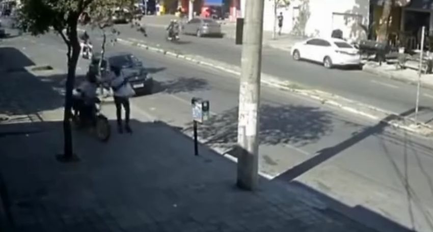 Motoqueiro rouba celular de pedestre na calçada em avenida movimentada; veja vídeo