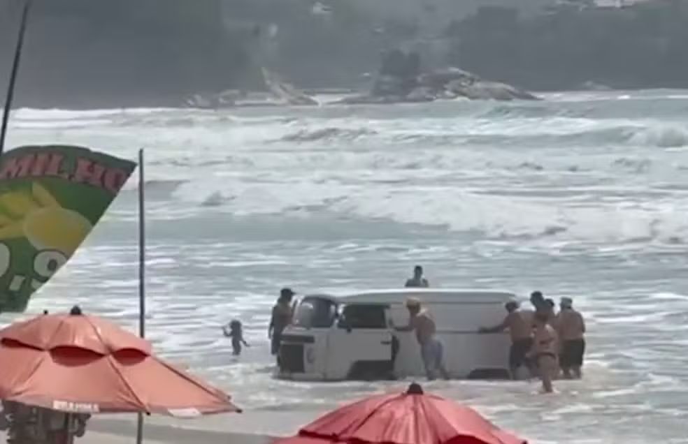 Kombi fica atolada no mar e é retirada com ajuda de banhistas; veja vídeo