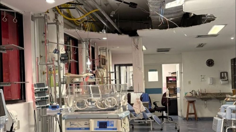 Forro de teto de UTI neonatal desaba em hospital; veja vídeo